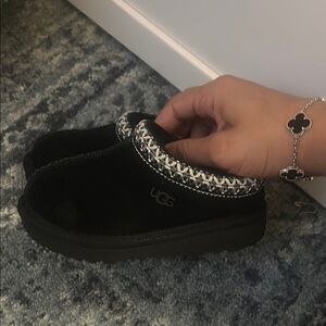 UGG kids Black Slippers 7C